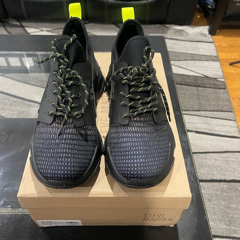 Steve Madden Blk and Grn Sneakers with Textured Knit and Sock-like Collar Sz 11